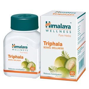Трифала экстракт 60 таблеток (Himalaya Herbal) Экстракт Трифала в таблетках (100% растительный препарат) 

таблетки Triphala Himalaya изготовленные в Индии можно для эффективного очищения кишечника. Трифала таблетки фирмы Хималая являются соединением из трех растений (Терминалия чебула, Терминалия белирика и Эмбилика лекарственная/Terminalia chebula,Terminalia bellirica, Emblica officinalis), это очень популярная аюрведическая травяная формула, которая производит эффективную дефекацию (опорожнение прямой кишки). Экстракт Трифала Хималая обеспечивает общую поддержку пищеварения и помогает гарантировать, что пищеварительный тракт работает на оптимальном уровне. 

Трифала снимает запоры и упорядочивает пищеварительную систему, не нарушая баланс жидкости электролита в организме.   

Преимущества продукции Хималая Велнес: 

• 100% вегетарианская 

• Не содержит сахара, искусственных красителей, искусственных ароматизаторов, консервантов и желатина  

Ботаническое описание: Растения, входящие в состав Трифала можно найти в Индии в большом изобилии.   

Активные вещества: Трифала имеет свойства очищать пищевую систему, кровь и печень. Терминалия чебула, одно из растений в Трифала, содержит антрахиноны, которые помогают стимулировать перистальтику. Трифала богата полифенолами, которые являются мощными антиоксидантами.   

Лечебные свойства: Поддержка желудочно-кишечного тракта: Трифала таблетки улучшают пищеварение и усвоение пищи, очищают и тонизируют желудочно-кишечный тракт, благодаря своему эффективному слабительному действию они устраняют запоры, не формируя привыкание. Антиоксидант: Трифала уменьшает окислительный стресс в организме.   

Показания к применению: 

* желудочно-кишечные расстройства моторики: 

а. действующий и хронический запор 

б. диспепсия (расстройство желудка) 

в. гастропарез (задержка опорожнения желудка в результате снижения активности мышечного аппарата желудка)     

* запор, связанный с геморроидальным узлом у кардиологических больных и  у людей с послеоперационным состоянием

* в дополнение к здоровью в период выздоровления   