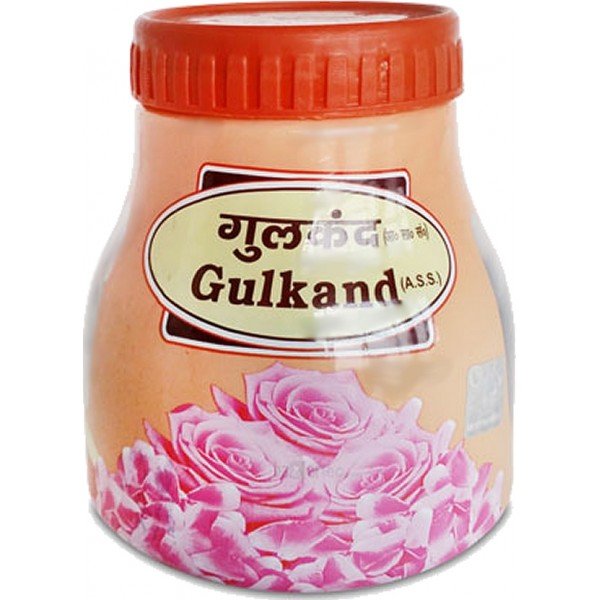 Джем с лепестков роз Gulkand Patanjali 400г Гульканд – это изысканный пресерв, приготовленный на солнце из лепестков Дамасской розы.

Говорят, что Гульканд был впервые использован в древней Индо-Персии (900 г. до н.э.) в качестве пищевого ингредиента, благодаря своему интенсивному яркому вкусу и в виде охлаждающего тоника в жаркую погоду, благодаря содержащимся целебным свойствам.  
Гульканд, должно быть, самый аутентичный продукт из лепестков роз, ведь медленное приготовление на солнце идеально концентрирует все ароматы Дамасской розы в этом простом в применении мягком карамелизированном пресерве.  
«Гуль» означает «цветок», как на персидском, так и на урду, в то время как «Канд» переводится с арабского как «сладость».  
Считают, что Гульканд обладает охлаждающими и успокаивающими свойствами, поэтому он традиционно ассоциируется с легкими королевскими десертами и выпечкой, которыми приятно наслаждаться в жару.

Дороговизна и сезонность Дамасских роз в сочетании с трудным и длительным процессом приготовления на солнце сделали Гульканд одним из наиболее эксклюзивных и востребованных деликатесов Индии после всемирно известного шафрана из Кашмира.  

Это удивительный экзотический, аутентичный и королевский опыт, который невозможно ни с чем сравнить. Будьте уверены, всего одна чайная ложка Гульканда навсегда изменит ваше представление о розах! 