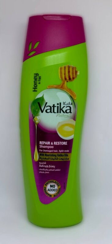 Шампунь яєчний для ослабленого і тонкого волосся Dabur ​Шампунь для ослабленных и тонких волос (Дабур Ватика) Dabur Vatika Egg Яичный поможет обладательницам тонких и слабых волос вернуть им красоту и жизненную силу. В состав шампуня входит яичный протеин, который возвращает волосам мягкость и прекрасно восстанавливает поврежденные волосы. Благодаря этому компаненту, улучшается питание волос, за счет чего волосы перестают выпадать, становятся менее ломкими. Яйцо богато протеинами и аминокислотами, витаминами B и D? которые так необходимы для здоровья волос. Этот шампунь несомненно следует купить тем, кто хочет ускорить рост волос, остановить ломкость и выпадение, придать волосам блеск и вернуть их жизненную силу.
