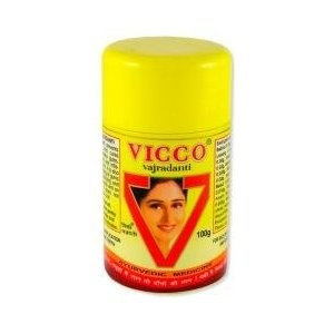 Аюрведический зубной порошок - Vicco Vajradanti 100г- 100% натуральный! Аюрведический зубной порошок - это идеальный природный способ защиты зубов и дёсен, который предотвращает разрушение зубов и защищает их от кислотного влияния, лечит раздувшиеся, кровоточащие и раздраженные десна. Используется для укрепления десен и зубов, очищения и заживления ран на деснах и уменьшения зубной боли. 

Не содержит известняка и карбонатов. Чистые экстракты 20 трав и коры деревьев были смешаны в эффективной пропорции, которая не только чистит зубы, но также защищает и укрепляет их. Эта комбинация трав была проверена в течение нескольких поколений. 

Для идеального результата сначала надо почистить зубы пастой Vicco Vajradanti, а затем помассажировать дёсны порошком Vicco Vajradanti две минуты, подержать его ещё пять минут во рту, а затем прополоскать. Паста хорошо удаляет остатки пищи, а порошок усиливает дёсны благодаря тому, что экстракты 20 растений впитываются в ткани дёсен. 
«Двойная терапия» восстанавливает зубы и дёсны, даря Вам незабываемую улыбку! 

Вес упаковки: 100 г.