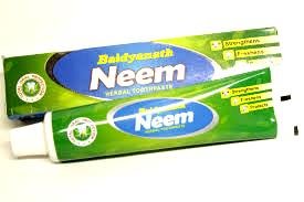 Зубная паста Neem Baidyanath 50г  Лечебная, эффективная и уникальная аюрведическая зубная паста!  

Зубная паста с активным экстрактом листьев Ним – растения, известного своим антибактериальным, противогрибковым, противовоспалительным и антисептическим свойствами. Зубная паста не только прекрасно очищает и освежает ротовую полость, но дает долгосрочный эффект в лечении и профилактики различных стоматологических заболеваний.  

Зубная паста Ним Бадьянатх особенно рекомендуется при воспалительных и инфекционных процессах в полости рта и кровоточивости десен. Паста имеет мягкую консистенцию и приятный вкус трав, поддерживает здоровье зубов и десен, надолго сохраняет ощущение чистых зубов и свежего дыхания.  

Способ применения: дважды в день, утром и вечером, а также после каждого приема пищи.  

Состав: листья ним, акация аравийская, симплокос кистевидный (лодхра), джамбул, карбонат кальция, глицерин