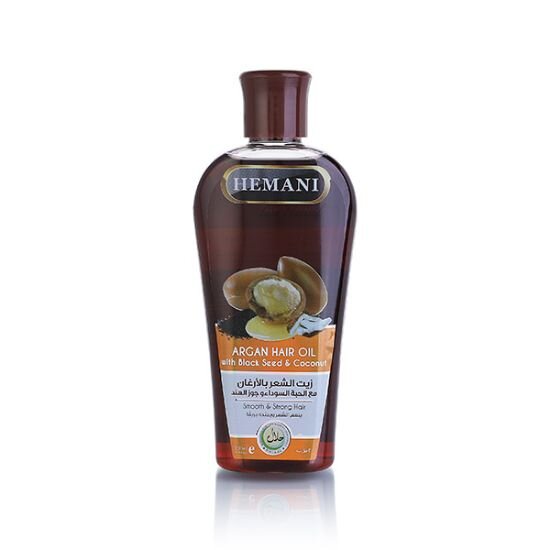Арганова олія для волосся Hemani Argan Hair Oil 200мл Масло арганы на 98% состоит из натуральных ингредиентов, богато витаминами, стеринами, незаменимыми жирными кислотами. Марокканское аргановое масло содержит более 80% полиненасыщенных жирных кислот, среди олеиновая незаменимая жирная кислота (Омега-9)и незаменимая линолевая кислота (Омега-6) предотвращают старение волос и кожи. Кроме этого в нем присутствуют аминокислоты, витамины А, Е, F очень полезные для волос и кожи. Витамины максимально быстро усваиваются тусклыми волосами и сухой кожей головы, а липиды (жиры) необходимы для восстановления повреждённых волос. Волосы прекрасно усваивают живительную энергию масла арганы, так как оно хорошо впитывается.
Для получения 1,5-2 литров масла арганы требуется около 100 кг плодов аргании (это урожай с 12-14 деревьев), содержащих примерно 30 кг косточек плодов, из которых затем получат всего лишь 3 кг ядрышек, идущих на изготовление арганового масла. 
Волосам всех типов подойдет богатое питательными и лечебными свойствами масло арганового дерева. Для ломких и секущихся концов, для потускневших, уставших и безжизненных длинных локонов, масло арганы для волос станет волшебным эликсиром, который позволит восстановить красоту волос и вернуть им здоровье. Масло, применяемое вместо кондиционера, сможет разгладить чешуйки и возвратить блеск, подарить жизненную силу волосам. Аргановое масло отзывы получает только положительные, благодаря своему лечебному действию на волосы.
Действие арганового масла на волосы:

1. Защитит волосы от неблагоприятных внешних условий (солнца, соленой воды, жары, холода, перепада температуры и т. д.).

2. Улучшит кровоснабжение волосяных луковиц

3. Питает и увлажняет кожу головы

4. Нормализует секрецию сальных желез кожи головы

5. Окажет противовоспалительное, антибактериальное и противогрибковое действие

6. Улучшает состояние поврежденных, ломких и секущихся волос

7. Может применяться в составе комплексного лечения алопеции, жирной перхоти и себореи. 

Применение:

- перед тем как мыть голову в качестве маски для волос на 20-120 минут  – это позволит питать волосы от корней до кончиков;

- перед использованием горячих инструментов (плойка, утюжок, фен) растереть в ладонях и нанести на волосы – это позволит защитить волосы от утраты влаги.
