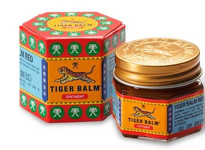 Бальзам для суставов Tiger Balm Red 19г  Тигровый бальзам - одна из наиболее известных мазей, снимающих болевые ощущения. Как многофункциональный препарат для внешнего применения, тигровый бальзам снимает различные виды боли: головную боль, ревматические, артрозные боли, боли от растяжения связок и мышц. Также снимает зуд от комариных укусов. При простудных заболеваниях может быть использован при массаже как согревающее средство, возможно добавлять в ингаляции, способствует излечению насморка и болезней горла.
Использовать только для наружного применения!