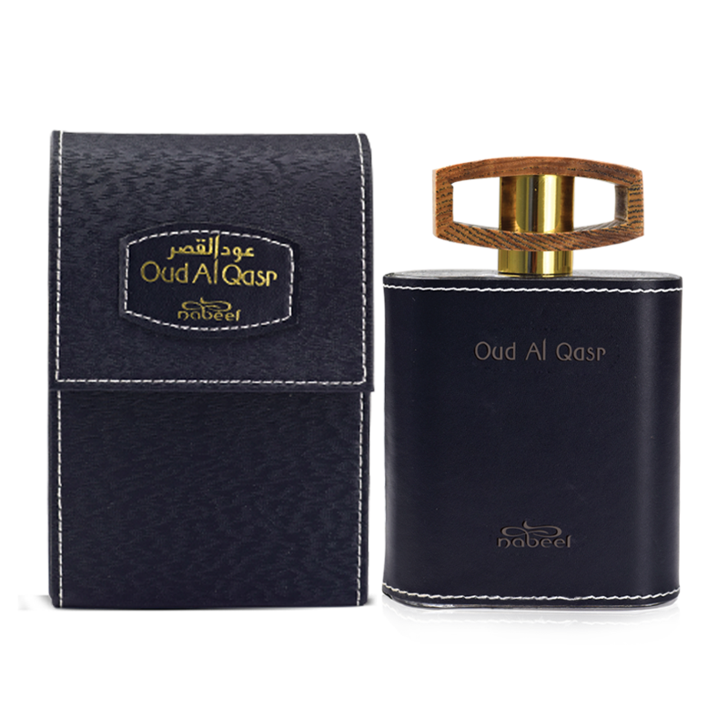 Спрей Oudh Qasr 100ml Nabeel ​Этот аромат черный, как самый темный из жеребцов. Черные, как глубина человеческой души - место, где рождаются мечты и жаждут увидеть свет дня. С верхней ноты альдегида и специй, средних нот розы, герани и меда, базовые ноты корицы и сладкого дерева. Аромат хранится в глубокой черной бутылке с золотым соплом и пробкой и удерживается в черном кожаном мешочке.​
Верхние ноты: альдегид, пряности

Средние ноты:  роза, герань, палисандр, мед, зеленая трава, мох

Базовая нота: корица, древесина 