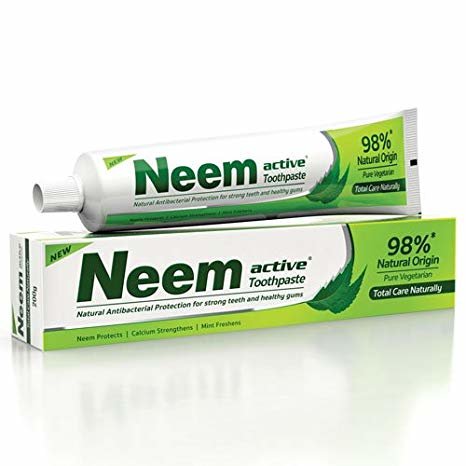 Аюрведическая зубная паста Neem Active Toothpaste, Ним 200 г, Индия Neem Active Toothpaste производится в Индии и содержит экстракт нима и другие компоненты такие как ментол, мята перечная (освежитель дыхания), гвоздичное масло (антисептик), метил - вяжущее вещество которое помогает восстановить десна и делает их достаточно сильными, чтобы противостоять воспалениям. В состав аюрведической пасты с Нимом входят экстракты масел и трав с противовоспалительными и антибактериальными свойствами(масло Ажгона(Зира), масло Гвоздики, экстракт Гаультерии), что делает её эффективной в профилактике и лечении пародонтоза, создает хороший отбеливающий и укрепляющий эффект.

  Состав: экстракт листьев Нима, растительные экстракты (постенница, кора гуммиарабика индийского, кора акации, кора симплокуса расемосуса, черника), лаурил сульфат натрия (полученный из кокосового масла), смола ирландского (жемчужного) мха, н атуральные ароматизаторы (состоящие из различных эссенций), экстракты масел(мяты перечной, кориандра, имбиря, лимона, эвкалипта), карбонат кальция, глицерин, дистиллированная вода, силикат натрия, сахарин натрия, хлорофилл.

Зубная паста с Нимом не содержит искусственных красителей и консервантов, подходит для вегетарианцев, является полностью безопасной и доступной для применения даже детям. В Индии люди веками использовали свежие ветки нима для чистки зубов и поддержки их в отличном состояние, многие индусы до сих пор продолжают пользоваться ветками нима отказываясь от привычных нам пластмасових щеток.

 Купить аюрведическую зубную пасту Ним можно для: борьбы с бактериями, которые вызывают гингивит (заболевания десен), паста Ним очень эффективно борется с кариесом, кровоточивостью десен, предотвращает клеточную адгезию, удаляет пятна с зубов и возвращает им естественный цвет, также дарит свежее дыхание на много часов.