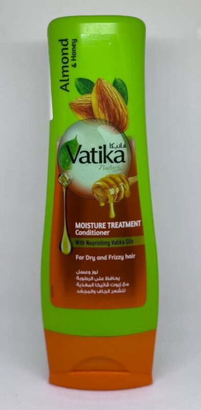 Кондиціонер для сухого волосся з мигдалем 200мл Dabur Плохая экология, жесткая вода и частые стрессы приводят к ослаблению волос. Они становятся непослушными и сухими, теряют свой привлекательный внешний вид. Исправить ситуацию поможет регулярное использование кондиционера "Dabur Vatika Naturals Moisture Treatment".

Действие и эффект: В состав этого кондиционера входят компоненты, увлажняющие и питающие волосы. 
Мед выравнивает волосяную структуру, делая ваши волосы гладкими и блестящими. Йогурт усиливает этот эффект, а также питает каждый волосок в отдельности. 
Основная роль отводится экстракту миндаля, известному своими питательными качествами. Он снабжает волосы всеми необходимыми витаминами: B6, F, E. Таким образом, ваши волосы становятся послушными, гладкими и, конечно, здоровыми.

Способ применения: Кондиционер необходимо наносить на 2-3 минуты на чистые, слегка влажные волосы. После этого его нужно смыть и дать волосам возможность высохнуть.