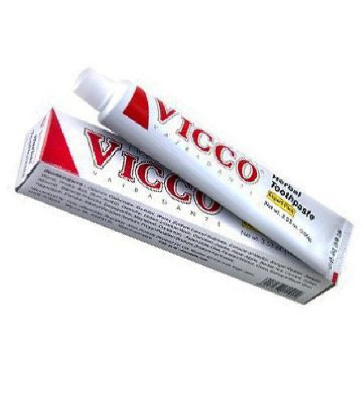 Аюрведическая зубная паста (Vicco, Vajradanti), 150г ​Высокое качество от лучших производителей! 
Зубная паста Викко Ваджраданти (Vicco Vajradandi) - это уникальная формула зубной пасты, которая имеет естественные вяжущие, антисептические, и болеутоляющие свойства. Компоненты этой формулы также стимулируют и укрепляют десна, препятствуют отложению зубного камня.
Ваджра в переводе с санскрита означает «Алмаз» (danti) – «зубы». И действительно, зубная паста Викко Ваджраданти (Vicco Vajradandi) укрепляет ваши десны и зубы, делает их крепкими и сильными подобно Ваджре - алмазу.
Зубная паста Викко Ваджраданти (Vicco Vajradandi) обладает мощным оздоравливающим эффектом на полость рта, таким, который не может никакая другая косметическая зубная паста. Викко Ваджраданти (Vicco Vajradandi) используется для укрепления дёсен и зубов, чистки зубов и заживления ранок ротовой полости, кариеса зуба, гингивита и воспаления десен.
Викко Ваджраданти (Vicco Vajradandi) также используется для уменьшения зубной боли и для лечения таких проблем с зубами, как хрупкость и распад зубов, pyorrhoea (пиореи), кровоточивость и припухлость десен, а также другие периодонтальные нарушения. При длительном применении отбеливает зубную эмаль.
Аюрведическая зубная паста Vicco не содержит: Продуктов животного происхождения Синтетических или минеральных масел Искусственных красителей, ароматизаторов и консервантов Не содержит флюорида и пригодна для детей.
Зубная паста Вико (Vicco Vajradanti) содержит натуральные травяные экстракты вяжущего действия, для здоровья ваших зубов и ухода за полостью рта.

В состав пасты входят:
экстракт корня испанской ромашки (анациклюса пиретрума), 
экстракт семян зантоксила крылатого, 
экстракт коры аравийской акации, 
экстракт коры нима (маргозы), 
экстракт листьев мяты садовой, 
экстракт корня куркумы, 
экстракт гвоздики, 
экстракт плодов перца длинного, 
экстракт коры сальвадоры персидской, 
экстракт барлерии пильчатой, 
экстракт бакула (мимусопса эленги), 
виданг (эмбелия кислая), 
масло индийского тмина (айована душистого), 
карбонат кальция, 
дистиллированная вода.

Паста имеет тёмно-коричневый цвет и приятный травяной запах.