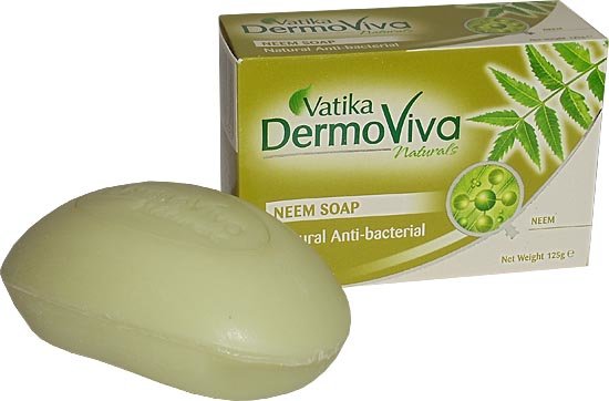 Мыло с Экстрактом дерева Ним Dabur 125г Антибактериальное мыло Vatika Neem Soap "С экстрактом дерева Ним" для проблемной кожи.

-    очищает и омолаживает кожу, устраняет воспалительные, обменные и аллергические заболевания;
-    устраняет угревую сыпь;
-    используется для профилактики обострений и при комплексном лечении нейродермита, псориаза, экземы, крапивницы, фурункулёза;
-    является природным антибиотиком, обладает выраженными антисептическими свойствами в отношении целого ряда простейших и паразитов.