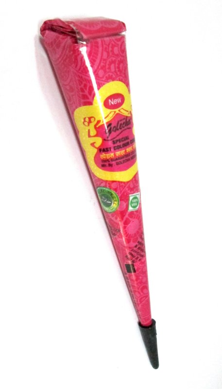 Хна для мехенди в конусе, розовая Готовая хна для нанесения рисунков-мехенди.Хна обладает ярким сочным цветом и не растекается на коже. 

Рисунки, выполненные данной хной проявляются сразу и держатся на коже от 7 до 14 дней (в зависимости от типа кожи).
Способ применения

Участок кожи, на которых предполагается наносить рисунок, необходимо тщательно очистить с помощью воды и мыла.
Отрежьте кончик конуса ножницами.
Нанесите желаемый рисунок на кожу.
Оставьте пасту сохнуть на коже как минимум на 30 минут.
После того, как пата высохнет, ее можно будет снять тонкой пленочкой, при этом сам рисунок останется на коже.
Внимание!

Перед нанесением основного рисунка производитель настоятельно рекомендует проверить отсутствие аллергии на краски, нанеся небольшое количество на кожу и выдержав 1-2 часа.