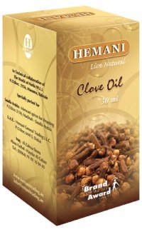 Масло гвоздики Hemani 30 мл Clove oil Аромат масла гвоздики восстанавливает силы после нервного и физического перенапряжения. Оказывает согревающее действие, способствует увеличению объема активной памяти.

 Поддерживает при восстановлении после травм, болезней и операций.
 Масло гвоздики убирает гнойничковые и угревые поражения кожи, фурункулез. В дерматологии его применяют при лечении чесотки и инфицированных ран.
 Обладает высокой антибактериальным и противовирусным свойством, что можно использовать в период кишечных инфекций, и инфекций передающихся воздушно-капельным путем, эффективно обезболивает и убирает воспалительные процессы при кариесе, пульпитах и парадонтозе. Помогает при регенерации тканей ротовой полости.
 Масло гвоздики устраняет диарею, нормализует процесс пищеварения, убирает метеоризм и колики,повышает тонус матки, устраняет скудные и длительные менструации. Аромат этого масла может помочь во время родов – помогает продуктивным схваткам и обеспечивает эффективное усиление потуг.
