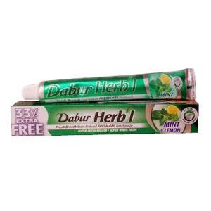 Освежающий гель паста с лимоном и мятой 150г Dabur Освежающий зеленый гель Дабур с лимоном и мятойявляется первой травяной зубной пастой- гелем и гарантированно избавит Вас от проблемы неприятного запаха изо рта. В то время, когда лимон естественно очищает и удаляет зубной налет, природные свойства мяты нейтрализуют микробы , которые вызывают неприятный запах изо рта и дарят Вам свежее дыхание.