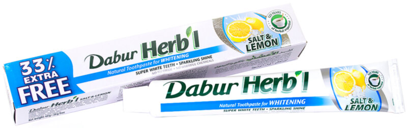 Натуральная отбеливающая зубная паста соль с лимоном 80г Dabur Травяная отбеливающая зубная паста Дабурсодержит  соль и лимон. Работая вместе, кристаллы соли мягко удаляют пятна с зубов, а цитраты из лимона мягко очищают эмаль, тем самым контролируя образование бляшек и предотвращяют появление зубного камня , что в результате обеспечивает Вам  жемчужно-белые зубы и сияющую улыбку.
