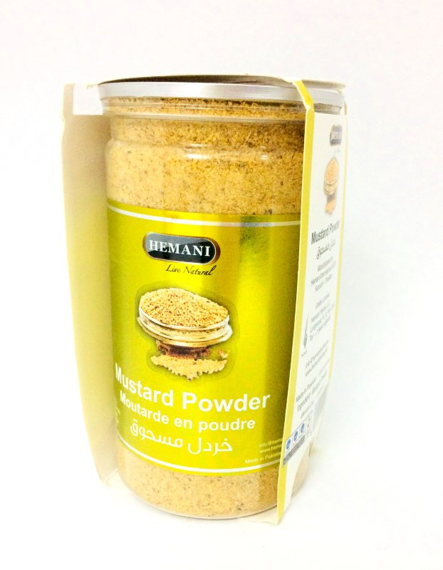 Порошок горчицы 200г Hemani Mustard Powder 200g Используется горчичное семя в молотом или целом виде для консервировании грибов, овощей, для приготовлении мясных супов, блюд из овощей (краснокочанной и белокочанной капусты, например), фаршей и т. п. Семенами приправляют горячие мясные и рыбные блюда сельдь и салаты. Горчичный порошок используют для приготовления свиного и говяжьего мяса, различной дичи, горячих и холодных подливок. Как хороший эмульгатор, горчица служит защитным покрытием при обработке теплом мяса телятины, домашней птицы и рыбы. При этом горчица предотвращает не только вытекание сока мяса, но и ароматизирует его. Обладает антибактериальными свойствами, поэтому горчичные семена используют как средство для сохранения продуктов быстро портящихся.

Из порошка горчицы готовят горчицу столовую, соусы и приправы, домашний майонез, заправки для салатов.

Как острая приправа горчица возбуждает аппетит, усиливает выделение сока желудка, повышает способность усваивать пищю, что способствует стабилизации пищеварения. Белковая и жирная пища под влиянием жёлтой горчицы обрабатывается быстрее в желудке и переваривается хорошо в кишечнике. Горчица существенно нормализует обмен веществ у пожилых людей, послабляет запор. в желудочно-кишечном тракте она нейтрализует патогенную флору.

Полезные свойства

Семена горчицы в Турции и Венесуэле зарегистрированы официально в качестве лекарства при гипертонии, склерозе сосудов, заболеваниях желчного пузыря и печени, расстройствах пищеварения, ревматизме, метеоризме, кожных экземах и ишиасе. Горчицу в виде порошка назначают в Китае для рассасывания инфильтратов, при невралгии, при хронических болезнях кожи, костном туберкулезе, при гипертонии.

Семена горчицы использовали при пневмонии, как противолихорадочное средство, бронхитах, воспалении гланд, желтухе, ипохондрии, подагре, атонии кишечника, геморрое. Горчица - хорошее противокашлевое и отхаркивающее средство. В холодную и сырую погоду против простудных заболеваний употребление этой пряности является профилактическим средством. При астме, ангине применяли полоскание горла. А компрессы из горчичного порошка хороши в использовании при мышечных и суставных болях. Хорошо насыпать, при затяжном хроническом насморке, сухой порошок горчицы в носки и надеть носки на ночь.
