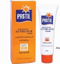 Крем для засмаги SPF45 Pastil  100ml  ​Pastil Whitening Sunblock Cream-является отличным широкого спектра солнцезащитным кремом, сформулированный с UVA и UVB лучами, а натуральные экстракты отбеливания, витамины и минералы для защиты, лечения и профилактики пигментных пятен и морщин, а также помогут отбелить кожу лица.
Обеспечивает коже комплексный уход:

защищает от ультрафиолетовых лучей А и В, предохраняя кожу кожу от ожогов и фотостарения;
обеспечивает эффективную профилактику различного рода гиперпигментаций и телеангиоэктазий;
Показания к применению:

Защита кожи от воздействия УФ-лучей в сезон повышенной солнечной активности:

во время и после проведения косметологических процедур с использованием пилингов;
после пластических операций;
в случае ее повышенной чувствительности к ультрафиолету;
в случае ее склонности к гиперпигментациям;
при приеме лекарств-фотосенсибилизаторов.