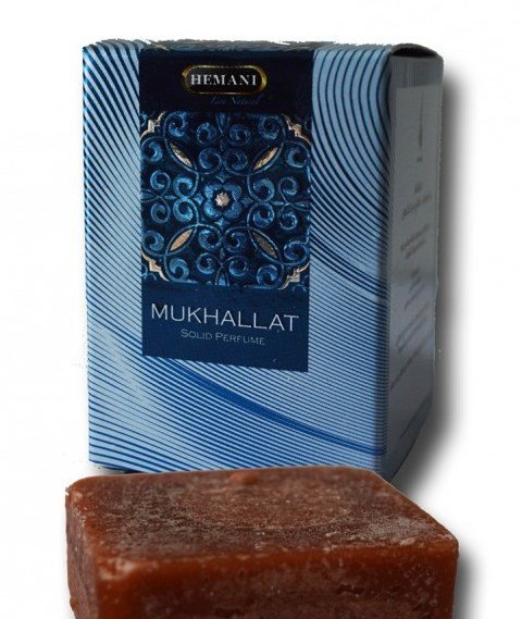 Сухие духи Mukhallat 25g Hemani  Прекрасные сухие духи с насыщенным ароматом мускуса. Насыщенность и стойкость духов поражает. В состав композиции входят благородная амбра в сочетании с яркими янтарными нотами. Древесные масла с успехом дополняются розовым амбре. Все компоненты аромата исключительно натуральные. Эксклюзивный пример вершины парфюмерного искусства никого не оставит равнодушным. Мягкая, ненавязчивая текстура духов оставит на Вашей одежде стойкий, приятный, плянящий шлейф. Элементы цветочно-фруктовых искорок добавят этому восточному аромату изысканности и неповторимости.

Теплый древесный аромат. Легкие цветочные нюансы и густая чарующая древесина.

Способ применения:

Твердые духи наносятся на чистую, теплую кожу в местах близкого расположения кровеносных сосудов (область шеи и декольте, запястья, сгибы локтей, подмышки, под коленками) мягкими массажными движениями.
Можно применять для ароматизации шкафов.
Использовать в ароматической лампе. Очень стойкий эффект. Аромат наполняет все помещение, создавая отличное настроение.
Возможно использование для ароматизации в машине.
Вес: 25 г

Состав: Мускус, цветочные масла, древесные масла, ваниль, эфирные масла, воск.