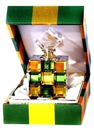 Maze 12ml Al Haramain (Лабиринт) Верхние ноты — цитрус, бергамот.
Средние ноты — роза, жасмин, апельсиновый цвет.
Базовые ноты — сандал, кедр, бобы тонка, пачули, мускус, амбра.

В лабиринт чувств и ощущений приглашают влюбленных создатели одноименных духов. Хрустальные грани флакона, выполненные в виде игровой площади, обещают приключение в стиле восточного гарема.

Мнимая прохладная отстраненность цитрусового начала неприметно увлекает в зажигательный танец признанных фаворитов аромата — жасмина и розы, которые, словно олицетворяя женское и мужское начала, воплощают в жизнь самые смелые мечты. Негромкая вуалетка апельсинового цвета подчеркивает гармонию и свежесть чувств. Древесно-пачульные нотки притягивают внимание, увлекая в импровизированную лесную чащу, где заблудиться не только легко, но и сладостно, когда рядом желанный спутник.

Бобы тонка обычно ярче раскрываются на девушках, пленяя легким сладковатым акцентом. Долгий шлейф духов и восточный колорит обеспечивает присутствие мускусно-амбровой составляющей.

Лабиринт идеально подходит в качестве подарка на «ситцевую» или «оловянную» свадьбу,
разжигая пламень чувств и приглашая в новый медовый месяц.

Maze это роскошный масляный парфюм, который одинаково подходит и для женщин и для мужчин. 

Освежающее начало из цитрусовых нот, бергамота и абсинта. 

Роза, жасмин и апельсиновый цвет составляют сердце аромата. 

Сандаловое дерево, пачули, белый кедр, амбра мускус и сладкие бобы тонка с конфетными нотами – так раскрывается шлейф.​