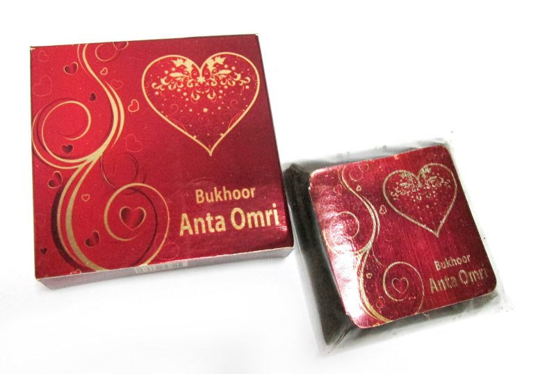 Бахур Anta Omri (7x7см) ​Очень нежный и женственный аромат поражает своей красотой и оригинальным звучанием - в нем явственно слышатся нотки цветов, мускуса, агара и шикарных, истинно восточных пряностей.
Нежно-сладкий аромат со свежими нотами.