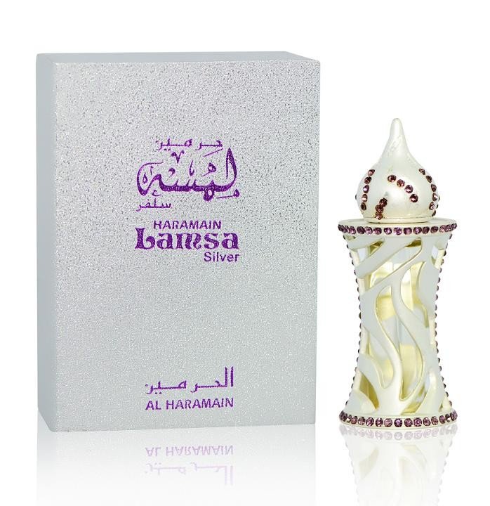 Lamsa Silver 12ml Al Haramain ​Верхняя нота:иланг-иланг, жасмин
Средняя нота:цикламен, палисандр
Базовая нота:мускус, кедровое дерево, сандаловое дерево

Масляные духи Lamsa Silver / Ламса Серебро раскрывают свои нежные цветочные объятия томными и умиротворяющими иланг-илангом и жасмином. В средней ноте вступают цикламен и палисандр, чаруя своей тонкой свежестью. Эти нежные цветочные переливы создают образ далекой цветущей восточной страны, любовно согретой ласковым солнцем. Словно в подтверждение этого, в игру вступает базовая нота, окутывающая теплым древесным шлейфом кедра и сандалового дерева на фоне чувственного белого мускуса. Деликатный и чарующий аромат масляных духов Ламса Серебро согреет прохладным вечером и подойдет женщине любого возраста.

Ажурный флакон, выдающий стеклянное тело духов, выполненный в серебряном цвете и инкрустированный розовыми стразами, подчеркивает изысканность и утонченность аромата Ламса Серебро.