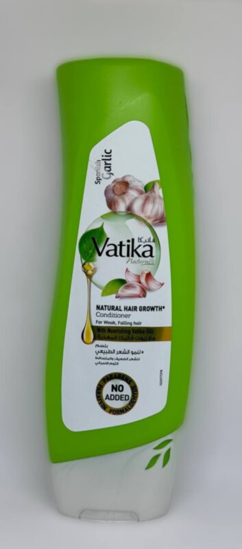 Кондиціонер для волосся з часником 200мл Dabur Кондиционер для волос с чесноком Dabur Vatika делает волосяные луковицы сильными и здоровыми, блокирует выпадение волос, оживляет и добавляет дополнительную силу, блеск и гладкость.

Активные компоненты: 
- Экстракт чеснока (Garlic) - является сильным антисептиком, а так же тонизирующим средством для системы кровообращения. 
-Чеснок исключительно богат белками, жирами, серосодержащими активными биологическими соединениями, витаминами (С, Е, А, D и группы В), минералами.
-Препятствует выпадению волос.
-Стимулирует рост волос.
-Делает волосы гладкими, шелковистыми и блестящими.
-Не имеет неприятного или резкого запаха, в то же время полностью сохраняет все полезные свойства чеснока.
