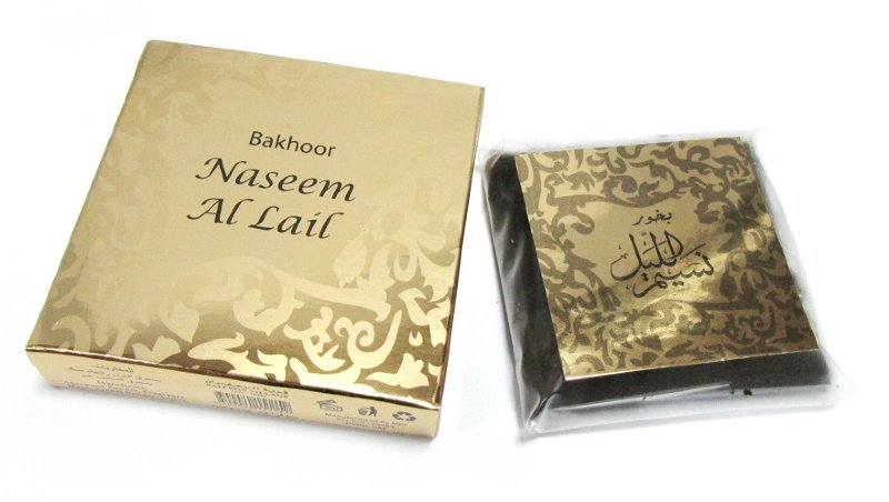 Бахур Naseem Al Lail (7x7см) ​Древесно-свежий аромат, основу которого составляет натуральная древесина уда из различных регионов произрастания. Различия в климате и составе почвы определяют тон звучания и насыщенность запаха древесины, создавая удивительную палитру благородных ароматов, дополнительный оттенок которым придают горьковато-пряный несладкий шафран, пудровая с кислинкой серая амбра, природный афродизиак - натуральный мускус - и истинный аромат роскоши - мускатный мускус.​