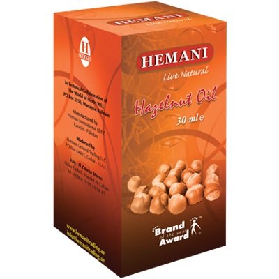 Масло лесного ореха 30мл Hazelnut oil Hemani ​Имеет достаточно легкую и текучую структуру, что позволяет равномерно распределяться по коже, а также улучшает растекаемость кремов. Благодаря легкости масло мгновенно впитывается, не оставляет жирной пленки.
По составу масло лесного ореха богато олеиновой, пальмитиновой, стеариновой, линолевой кислотами, витаминами А, Е, В, С и РР, а также каротиноидами, токоферолами, железом, медью, кальцием и фитостеринами. Прекрасно подходит для любого типа кожи, может быть использовано в чистом виде или в смеси с другими базовыми маслами.

Косметические свойства

Масло лесного ореха глубоко проникает в кожу и действует на клетки изнутри. Идеально для жирной и проблемной кожи, так как не забивает поры и не способствует появлению угрей. В косметических средствах оказывает следующее воздействие:

• Освежает и тонизирует;

• Матирует кожу;

• Стягивает поры;

• Питает;

• Повышает упругость и эластичность кожи;

• Улучшает структуру и плотность кожного покрова;

• Стимулирует очищение клеток от токсинов;

• Улучшает цвет лица;

• Подтягивает дряблую кожу;

• Восстанавливает эпидермис после солнечных ожогов.

Масло фундука является эффективным средством против купероза (сосудистых звездочек).

Сфера применения

Хорошая переносимость масла позволяет использовать его в самых разнообразных косметических формулах:
• Кремы и эмульсии для зрелой кожи;
• Кремы от морщин для век;
• Кремы для жирной и комбинированной кожи;
• Средства после солнца;
• Бальзамы для губ.