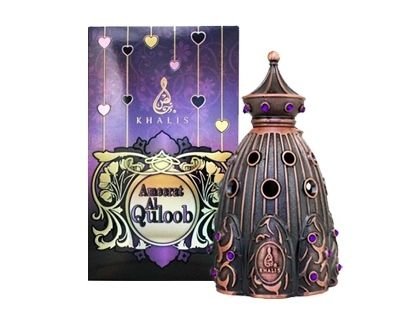Ameerat Al Quloob Khalis Верхние ноты – цитрусы.
Средние ноты – бергамот.
Базовые ноты – мускус.

Духи для мужчин, предпочитающих глубокие, монотонные ароматы с разной интенсивностью основной ноты. Словно волна, неторопливо набегающая на берег и выносящая на поверхность сокровища из глубин океана, духи эти обладают удивительным свойством врезаться в память и бередить неясные давние впечатления. Стоит ли доверять соленым волнам? Стоит ли предаваться цитрусовой прохладе? Так ли прост бергамот, как показалось вначале?

Юные и нетерпеливые, лишенные философской жилки, оценят освежающий и вольный характер аромата, который сопровождает и радует весь долгий день.