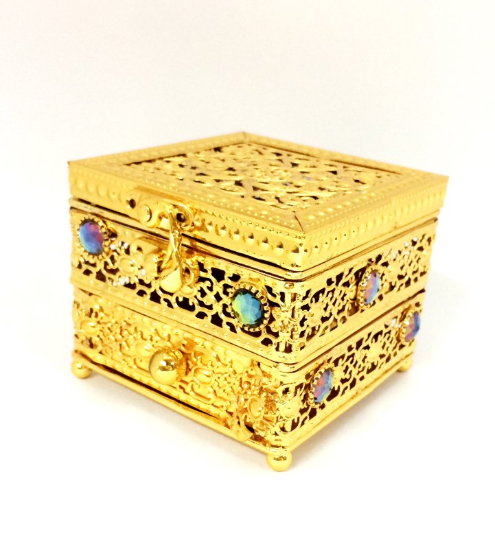 Бахурница металлическая Gold WF-A012 (10x10см)  Традиционная бахурница прекрасно дополнить любой интерьер.

Данную классическую бахурницу можно использовать для воскурения любых видов фимиамов. Следует отметить, что некоторые типы бахуров и сборов, например, древесные, порошковые, а также травяные и цветочные могут использоваться только в традиционных бахурницах. Преимуществом этого типа бахурниц служит высокая температура, достигаемая во время сгорания угля: благодаря этому испарение душистых веществ из кусочка бахура происходит быстрее и интенсивнее. Тем самым образуется максимально высокая концентрация аромата при окуривании волос, одежды и помещений. С классической бахурницей можно достаточно быстро пройти по нескольким помещениям.

Применение
Перед использованием в бахурницу можно постелить фольгу с целью более экономного расхода фимиама и чистоты самой бахурницы. Для воскурения бахура сначала необходимо раскалить уголь. При этом рекомендуется применять специальный бахурный уголь, но можно использовать и кальянный. Далее следует аккуратно положить горячий уголь с помощью щипцов в чашу бахурницы и сверху поместить порцию бахура.

Во время сгорания составляющих бахура их аромат распределится внутри всего помещения. Продолжительность такой процедуры зависит от размера используемого угля и количества задействованного в воскурении бахура. Однако в среднем после 10-15 минут окуривания помещение рекомендуется проветрить. В случае использования небольшого количества благовония, проветривание проводить не обязательно.