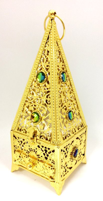 Бахурница металлическая Gold RN005A (30x10x10см) Традиционная бахурница прекрасно дополнить любой интерьер.

Данную классическую бахурницу можно использовать для воскурения любых видов фимиамов. Следует отметить, что некоторые типы бахуров и сборов, например, древесные, порошковые, а также травяные и цветочные могут использоваться только в традиционных бахурницах. Преимуществом этого типа бахурниц служит высокая температура, достигаемая во время сгорания угля: благодаря этому испарение душистых веществ из кусочка бахура происходит быстрее и интенсивнее. Тем самым образуется максимально высокая концентрация аромата при окуривании волос, одежды и помещений. С классической бахурницей можно достаточно быстро пройти по нескольким помещениям.

Применение
Перед использованием в бахурницу можно постелить фольгу с целью более экономного расхода фимиама и чистоты самой бахурницы. Для воскурения бахура сначала необходимо раскалить уголь. При этом рекомендуется применять специальный бахурный уголь, но можно использовать и кальянный. Далее следует аккуратно положить горячий уголь с помощью щипцов в чашу бахурницы и сверху поместить порцию бахура.

Во время сгорания составляющих бахура их аромат распределится внутри всего помещения. Продолжительность такой процедуры зависит от размера используемого угля и количества задействованного в воскурении бахура. Однако в среднем после 10-15 минут окуривания помещение рекомендуется проветрить. В случае использования небольшого количества благовония, проветривание проводить не обязательно.