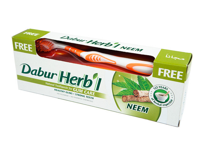 Травяная зубная паста с Нимом для десен + щетка 150г Dabur Травяная  зубная паста с экстрактом дерева ним обеспечивает натуральное противобактериальное действие,  укрепляет дёсна и делает здоровыми и крепкими зубы. Содержит комплекс лечебных трав и натуральный кальций.