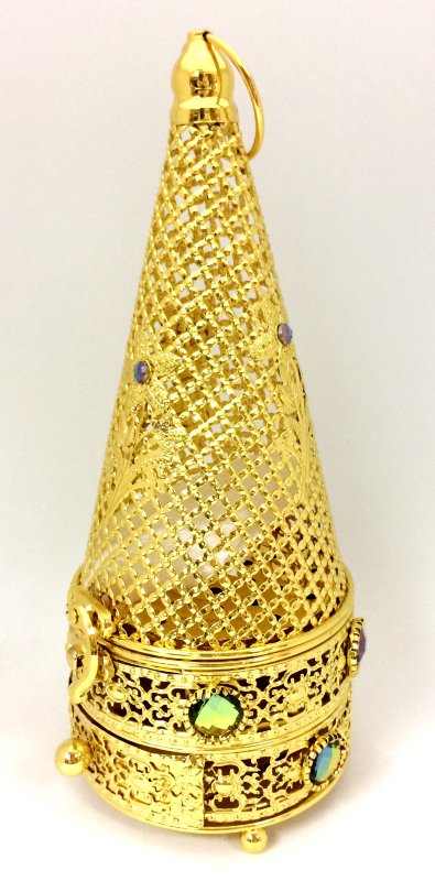 Бахурница металлическая Gold RN007 (30x10см) Традиционная бахурница прекрасно дополнить любой интерьер.

Данную классическую бахурницу можно использовать для воскурения любых видов фимиамов. Следует отметить, что некоторые типы бахуров и сборов, например, древесные, порошковые, а также травяные и цветочные могут использоваться только в традиционных бахурницах. Преимуществом этого типа бахурниц служит высокая температура, достигаемая во время сгорания угля: благодаря этому испарение душистых веществ из кусочка бахура происходит быстрее и интенсивнее. Тем самым образуется максимально высокая концентрация аромата при окуривании волос, одежды и помещений. С классической бахурницей можно достаточно быстро пройти по нескольким помещениям.

Применение
Перед использованием в бахурницу можно постелить фольгу с целью более экономного расхода фимиама и чистоты самой бахурницы. Для воскурения бахура сначала необходимо раскалить уголь. При этом рекомендуется применять специальный бахурный уголь, но можно использовать и кальянный. Далее следует аккуратно положить горячий уголь с помощью щипцов в чашу бахурницы и сверху поместить порцию бахура.

Во время сгорания составляющих бахура их аромат распределится внутри всего помещения. Продолжительность такой процедуры зависит от размера используемого угля и количества задействованного в воскурении бахура. Однако в среднем после 10-15 минут окуривания помещение рекомендуется проветрить. В случае использования небольшого количества благовония, проветривание проводить не обязательно.