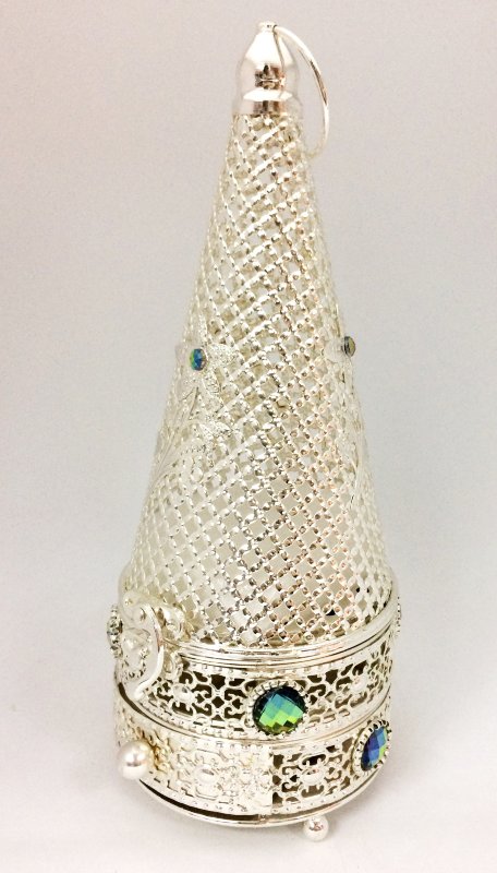 Бахурница металлическая Silver RN007 (30x10см) Традиционная бахурница прекрасно дополнить любой интерьер.

Данную классическую бахурницу можно использовать для воскурения любых видов фимиамов. Следует отметить, что некоторые типы бахуров и сборов, например, древесные, порошковые, а также травяные и цветочные могут использоваться только в традиционных бахурницах. Преимуществом этого типа бахурниц служит высокая температура, достигаемая во время сгорания угля: благодаря этому испарение душистых веществ из кусочка бахура происходит быстрее и интенсивнее. Тем самым образуется максимально высокая концентрация аромата при окуривании волос, одежды и помещений. С классической бахурницей можно достаточно быстро пройти по нескольким помещениям.

Применение
Перед использованием в бахурницу можно постелить фольгу с целью более экономного расхода фимиама и чистоты самой бахурницы. Для воскурения бахура сначала необходимо раскалить уголь. При этом рекомендуется применять специальный бахурный уголь, но можно использовать и кальянный. Далее следует аккуратно положить горячий уголь с помощью щипцов в чашу бахурницы и сверху поместить порцию бахура.

Во время сгорания составляющих бахура их аромат распределится внутри всего помещения. Продолжительность такой процедуры зависит от размера используемого угля и количества задействованного в воскурении бахура. Однако в среднем после 10-15 минут окуривания помещение рекомендуется проветрить. В случае использования небольшого количества благовония, проветривание проводить не обязательно.