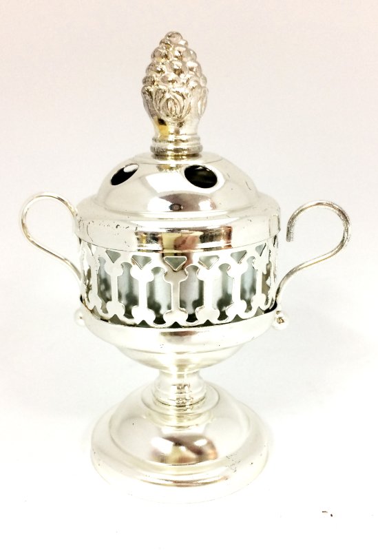 Бахурница металлическая Silver WT-111 (8см) Традиционная бахурница прекрасно дополнить любой интерьер.

Данную классическую бахурницу можно использовать для воскурения любых видов фимиамов. Следует отметить, что некоторые типы бахуров и сборов, например, древесные, порошковые, а также травяные и цветочные могут использоваться только в традиционных бахурницах. Преимуществом этого типа бахурниц служит высокая температура, достигаемая во время сгорания угля: благодаря этому испарение душистых веществ из кусочка бахура происходит быстрее и интенсивнее. Тем самым образуется максимально высокая концентрация аромата при окуривании волос, одежды и помещений. С классической бахурницей можно достаточно быстро пройти по нескольким помещениям.

Применение
Перед использованием в бахурницу можно постелить фольгу с целью более экономного расхода фимиама и чистоты самой бахурницы. Для воскурения бахура сначала необходимо раскалить уголь. При этом рекомендуется применять специальный бахурный уголь, но можно использовать и кальянный. Далее следует аккуратно положить горячий уголь с помощью щипцов в чашу бахурницы и сверху поместить порцию бахура.

Во время сгорания составляющих бахура их аромат распределится внутри всего помещения. Продолжительность такой процедуры зависит от размера используемого угля и количества задействованного в воскурении бахура. Однако в среднем после 10-15 минут окуривания помещение рекомендуется проветрить. В случае использования небольшого количества благовония, проветривание проводить не обязательно.
