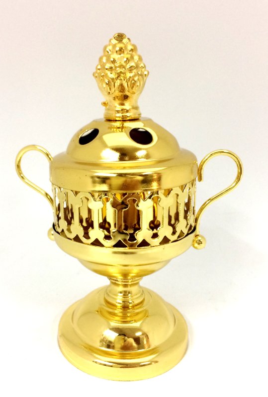 Бахурница металлическая Gold WT-111 (8см)  Традиционная бахурница прекрасно дополнить любой интерьер.

Данную классическую бахурницу можно использовать для воскурения любых видов фимиамов. Следует отметить, что некоторые типы бахуров и сборов, например, древесные, порошковые, а также травяные и цветочные могут использоваться только в традиционных бахурницах. Преимуществом этого типа бахурниц служит высокая температура, достигаемая во время сгорания угля: благодаря этому испарение душистых веществ из кусочка бахура происходит быстрее и интенсивнее. Тем самым образуется максимально высокая концентрация аромата при окуривании волос, одежды и помещений. С классической бахурницей можно достаточно быстро пройти по нескольким помещениям.

Применение
Перед использованием в бахурницу можно постелить фольгу с целью более экономного расхода фимиама и чистоты самой бахурницы. Для воскурения бахура сначала необходимо раскалить уголь. При этом рекомендуется применять специальный бахурный уголь, но можно использовать и кальянный. Далее следует аккуратно положить горячий уголь с помощью щипцов в чашу бахурницы и сверху поместить порцию бахура.

Во время сгорания составляющих бахура их аромат распределится внутри всего помещения. Продолжительность такой процедуры зависит от размера используемого угля и количества задействованного в воскурении бахура. Однако в среднем после 10-15 минут окуривания помещение рекомендуется проветрить. В случае использования небольшого количества благовония, проветривание проводить не обязательно.
