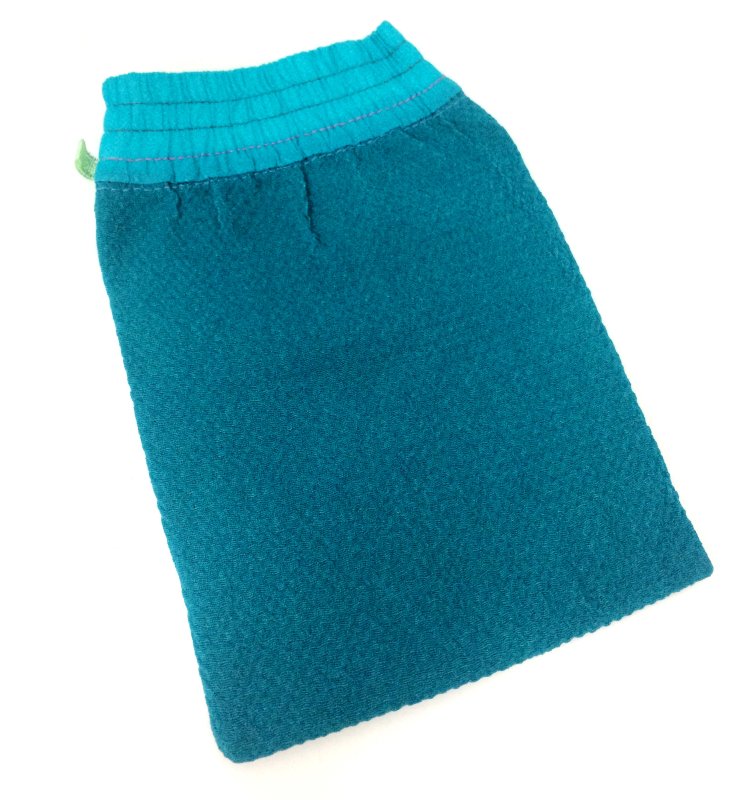 Кесе-рукавичка для пилинга в хамаме (средней текстуры) голубая ​Кесе – очистит кожу и повысит иммунитет
Посещение хамама , турецкой бани ,сауны – это не только возможность хорошо отдохнуть, но и оздоровляться. В первую очередь, это касается кожи, которая отлично очищается, освобождая поры организма.
В восточной бане рекомендуется использовать перчатки для хамама с шелковыми нитями, способствующие отслоению старой кожи. Рукавица называется кесе и она подходит не только для тела, но и для кожи лица. Хотя для каждого участка тела специалисты советуют использовать отдельную мочалку.
Кесе , купить которую можно на нашем сайте, является особой абразивной рукавицей. Ее нельзя применять с химическими моющими средствами, а лишь только с натуральными. Если у вас кожа слишком грубая, в таком случае рукавицу можно использовать без мыла, просто смочив ее водой. В противном случае необходимо слегка намылить тело.
Пользоваться своеобразной мочалкой следует после того, как отдохнули не менее 10 минут в парной. В таком случае поры откроются наиболее широко, очистка кожи будет качественной. Данная мочалка для хамама отлично стимулирует кровообращение, повышает эластичность кожи. Для того, чтобы полноценно закончить процедуру очистки кожи, обязательно протрите тело мочалкой из мягкой ткани.
Личная рукавица для хамама – это гарантия того, что вы избежите дерматологических недугов, избавитесь от сыпи и угрей. Ведь обновленная кожа начинает более свободно и активно дышать, а, кроме того, ускоренное кровообращение подпитывает кожу кислородом изнутри. Как отмечают специалисты, применения подобной мочалки улучшит работу всей иммунной системы.
Интересно, что кесе можно использовать не только в восточной бане, но и в домашних условиях. Для этого распарьте тело в горячем душе, помойте его натуральным мылом, а потом растирайте горизонтальными, плавными движениями.
Чтобы рукавица прослужила как можно дольше, простирайте ее после каждого использования и обязательно высушиваете.​